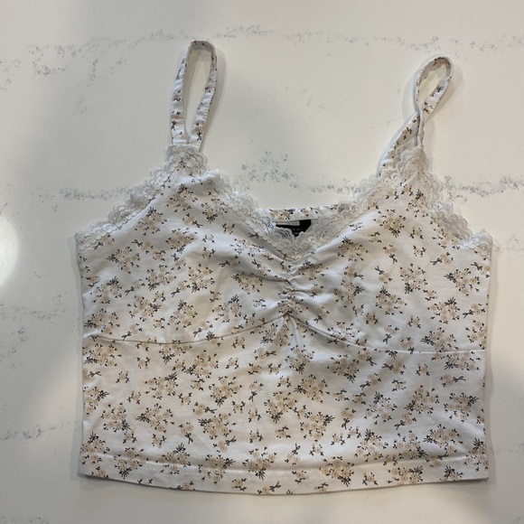 ❗2/$10❗Lace Panel Ditsy Floral Ruched Cami Top - Picture 2 of 8
